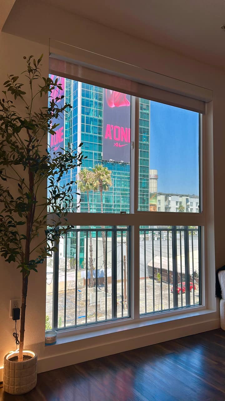 Hollywood Luxe King Suite | Jacuzzi• Parking• View - Los Angeles, CA