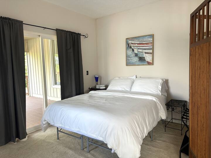 Zona de estar con cama tamaño queen, para 2 personas. Colchón de aire tamaño queen disponible.