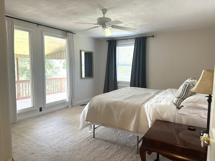 El vestidor de arriba tiene un paquete de viaje disponible para un bebé/niño pequeño de hasta 33 libras. Colchón, funda de colchón y sábanas incluidas.