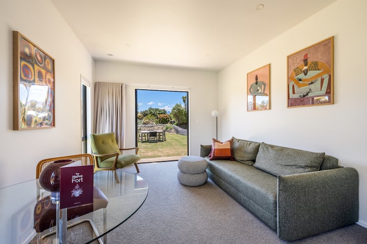 Ecosa‑ს ტიპის დივანი იკეცება საწოლად, რომელზეც დამატებითი სტუმრები შეძლებენ ძალიან კომფორტულად ღამის გატარებას (გთხოვთ, მიუთითოთ ეს მოთხოვნა დაჯავშნისას).