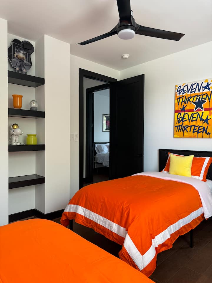 Lákavý apartmán pre hostí s 2 útulnými samostatnými lôžkami, vlastnou kúpeľňou a štýlovým dekorom – ideálny pre páry, priateľov alebo obchodných cestujúcich, ktorí hľadajú pohodlie a súkromie.