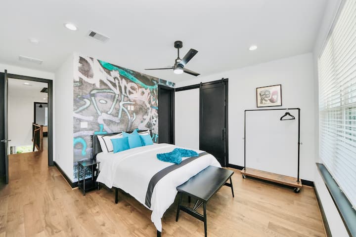 Súkromná primárna kúpeľňa inšpirovaná kúpeľmi s elegantnými povrchmi, sprchovacím kútom a prémiovými uterákmi – vaše vlastné útočisko pre osviežujúci začiatok alebo relaxačný koniec dňa. Užite si dni na balkóne s výhľadom na panorámu mesta. 