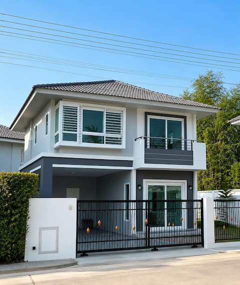 Park View Panda Friendly Home With Gym, Patio, BBQ