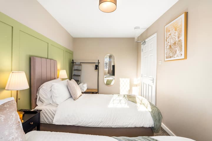 Comfortable 5 Br Home | Sleeps 10 | Parking - Brighton Marina