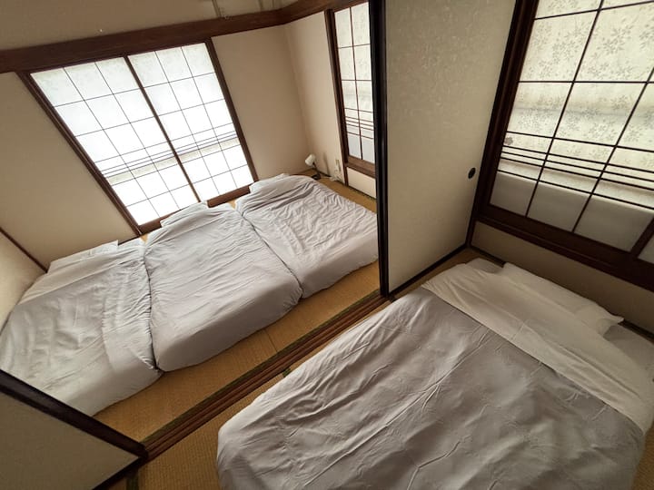 La chambre de style japonais peut accueillir jusqu'à 4 personnes.Si vous êtes 5 ou 6 personnes, vous utiliserez le divan-lit dans le salon.