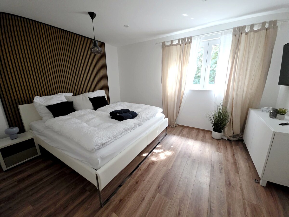 Dormitorio 1 con cama tamaño king y baño privado.