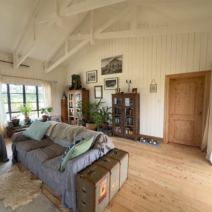 Stylish & Spacious One Bed Cabin, Lower Burguret - Kenia
