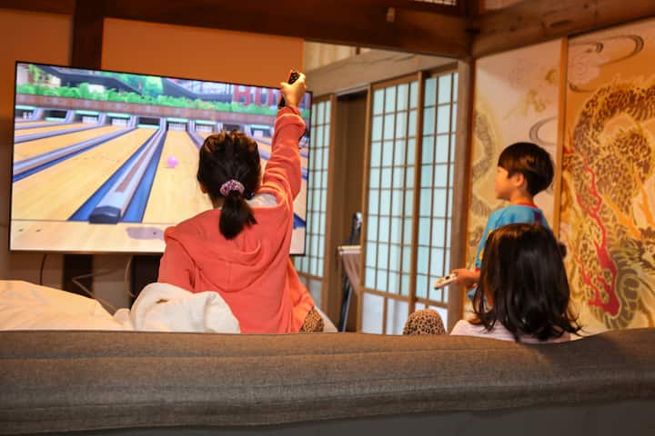 65インチのTVでゲームをしよう！
※ゲームはご持参ください。HDMIの端子で繋げるので端子もご持参下さい。