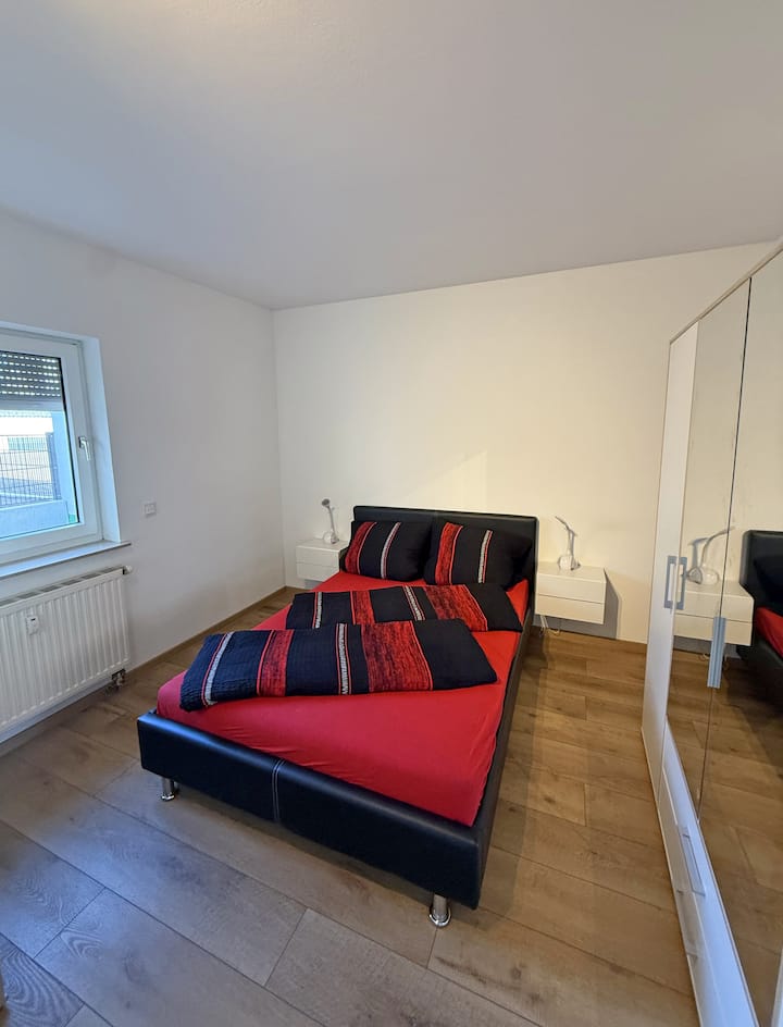 Acogedor dormitorio con una cómoda cama tamaño queen, dos mesitas de noche y un amplio armario. Retiro tranquilo para noches relajantes y una estadía relajante.