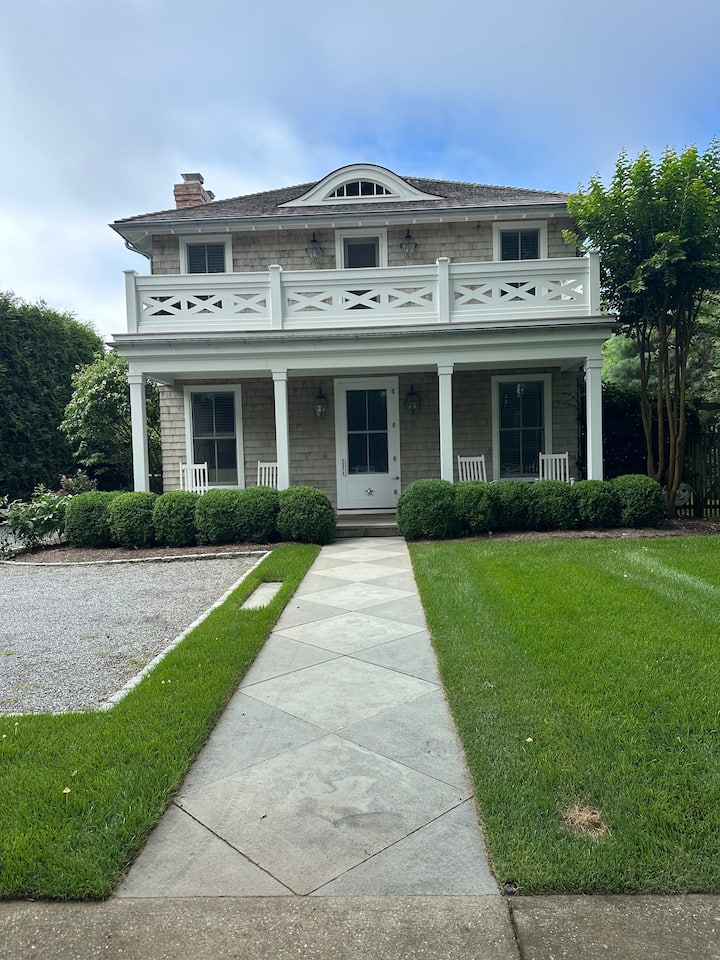 East Hampton Village Jewel Box. - The Hamptons, NY
