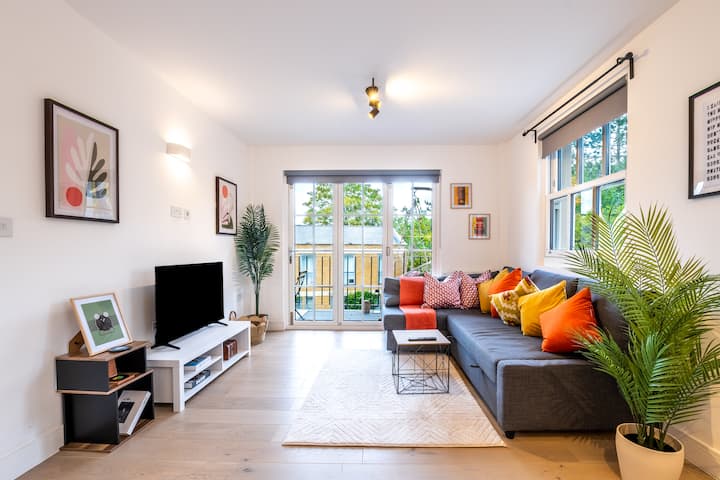 Chiswick Chic 2br Apt W/balcony | Facing Station - 브렌트퍼드