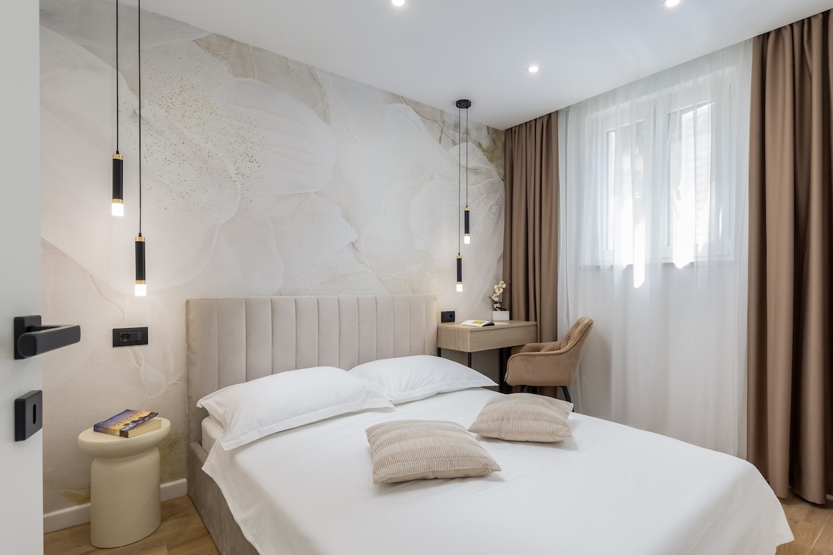 El segundo dormitorio está diseñado con estilo, complementando la comodidad del espacio. Cómoda cama, armario, aire acondicionado y TV garantizan una estancia cómoda y agradable.