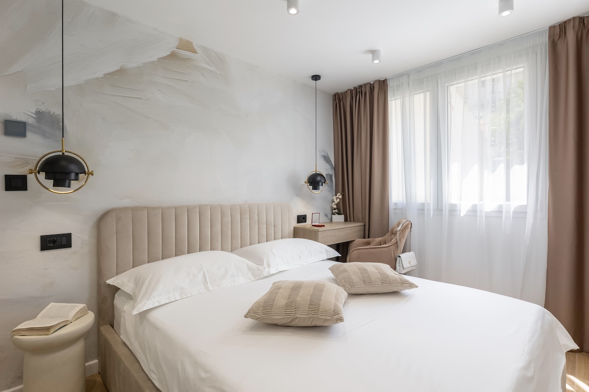 La cómoda cama, acompañada de amplios armarios, ofrece una mezcla perfecta de relajación y practicidad, lo que garantiza una noche de sueño reparador y un amplio espacio de almacenamiento para tus pertenencias.