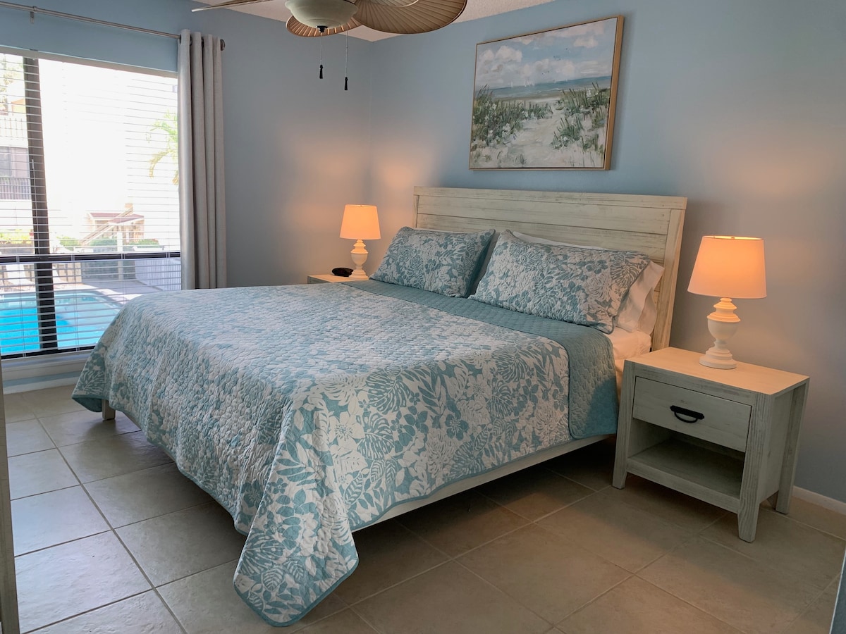 غرفة نوم رئيسية مفروشة حديثًا بسرير بمقاس كينج.