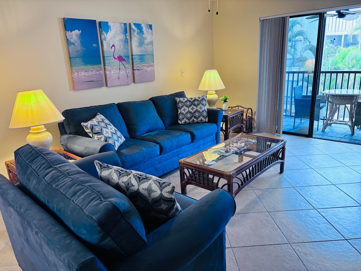 أريكة قابلة للسحب مع مرتبة بحجم كوين.