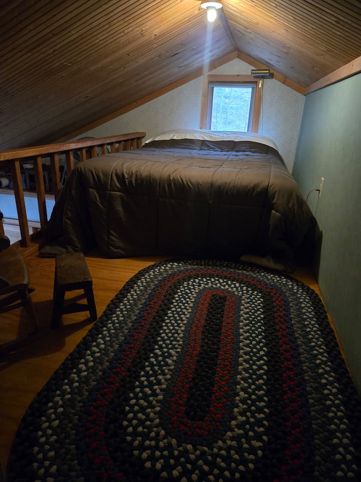 Loft spavaća soba s bračnim krevetom.