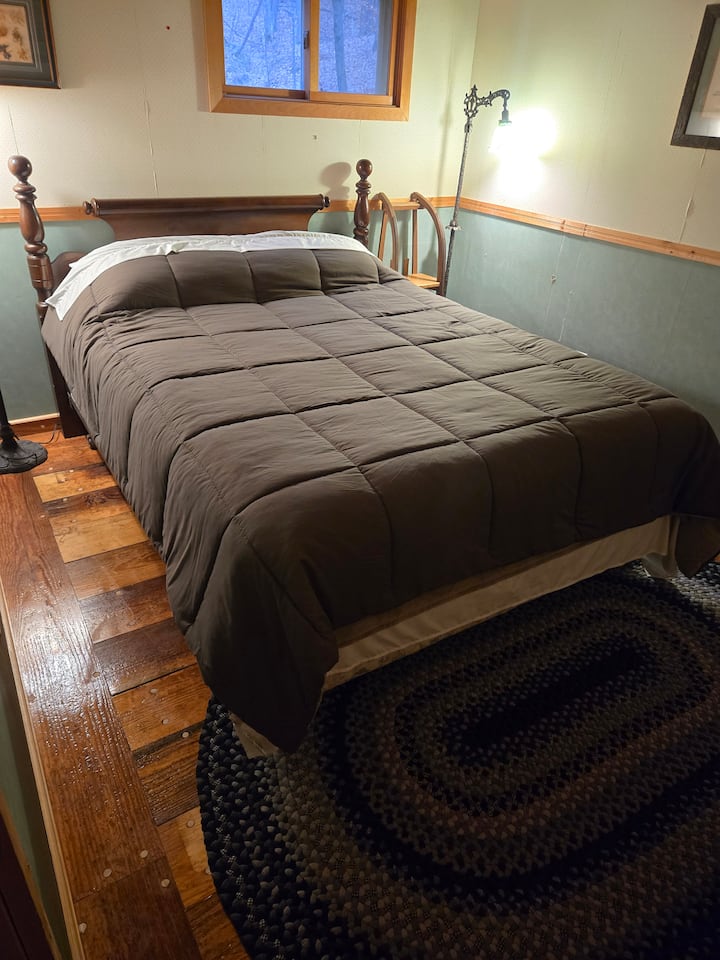 Spavaća soba na glavnom katu s bračnim krevetom (širine 150 – 179 cm).