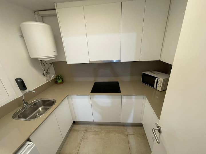 1 Estudio Nuevo Con Cocina Y Baño, Frente Al Metro - El Prat de Llobregat