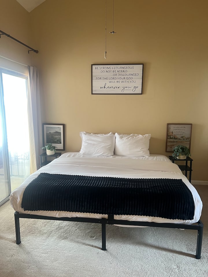 Probudite se osvježeni u ovom mirnom apartmanu s bračnim krevetom, mekanim jastucima, udobnom posteljinom i prirodnim svjetlom s privatnog balkona. Umirujuće uređenje i inspirativna umjetnička djela čine ga savršenim utočištem nakon dugog dana istraživanja DMV-a.