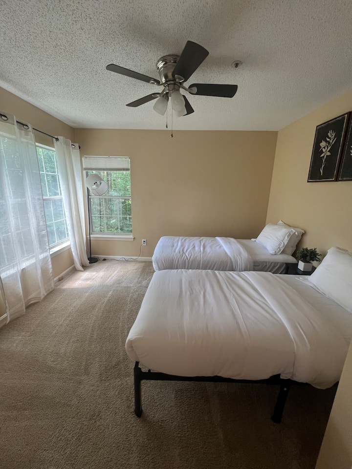 Ova sunčana soba za goste ima dva udobna odvojena kreveta, idealna za djecu, prijatelje ili suputnike. Trebate više prostora? Javite nam unaprijed i spojit ćemo ih u luksuzni bračni krevet za vaš boravak.

Na zahtjev mogu biti i bračni krevet.
