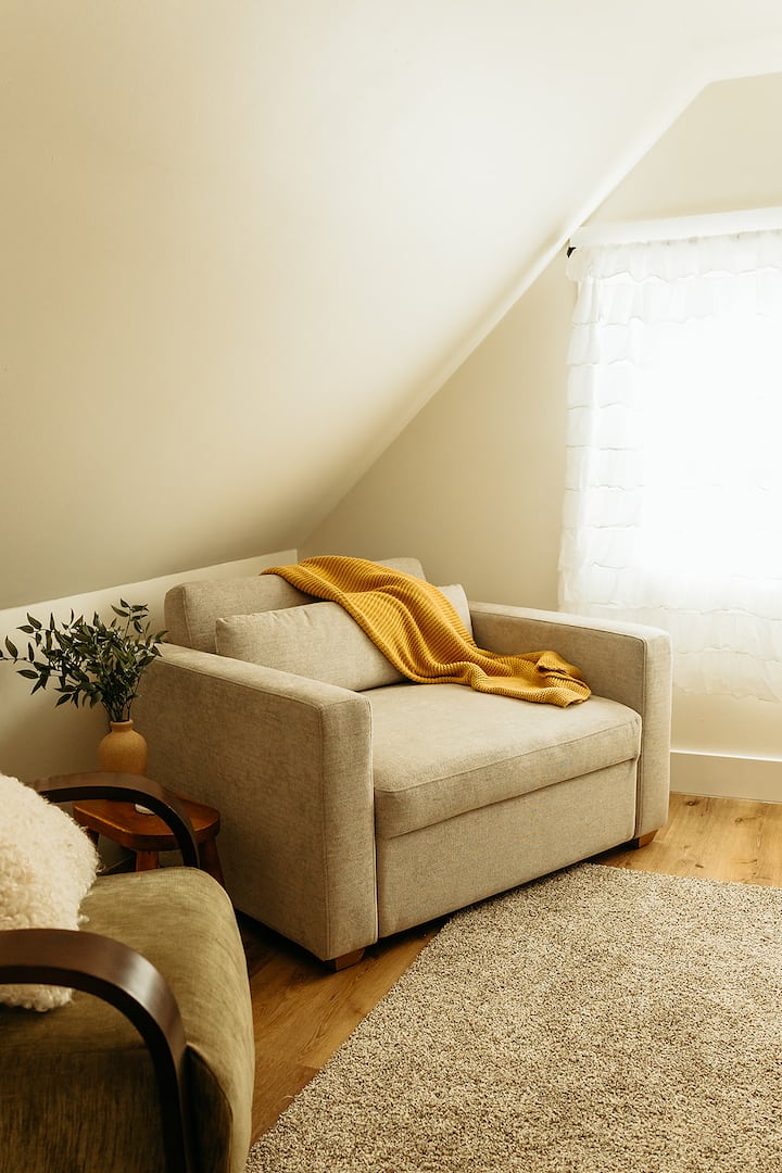 A perfect spot to read, reflect, watch a show, or converse. 