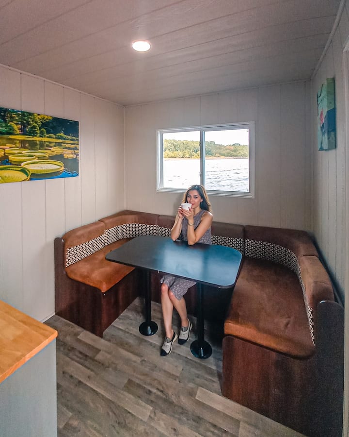 Този диван се сгъва във второ легло.