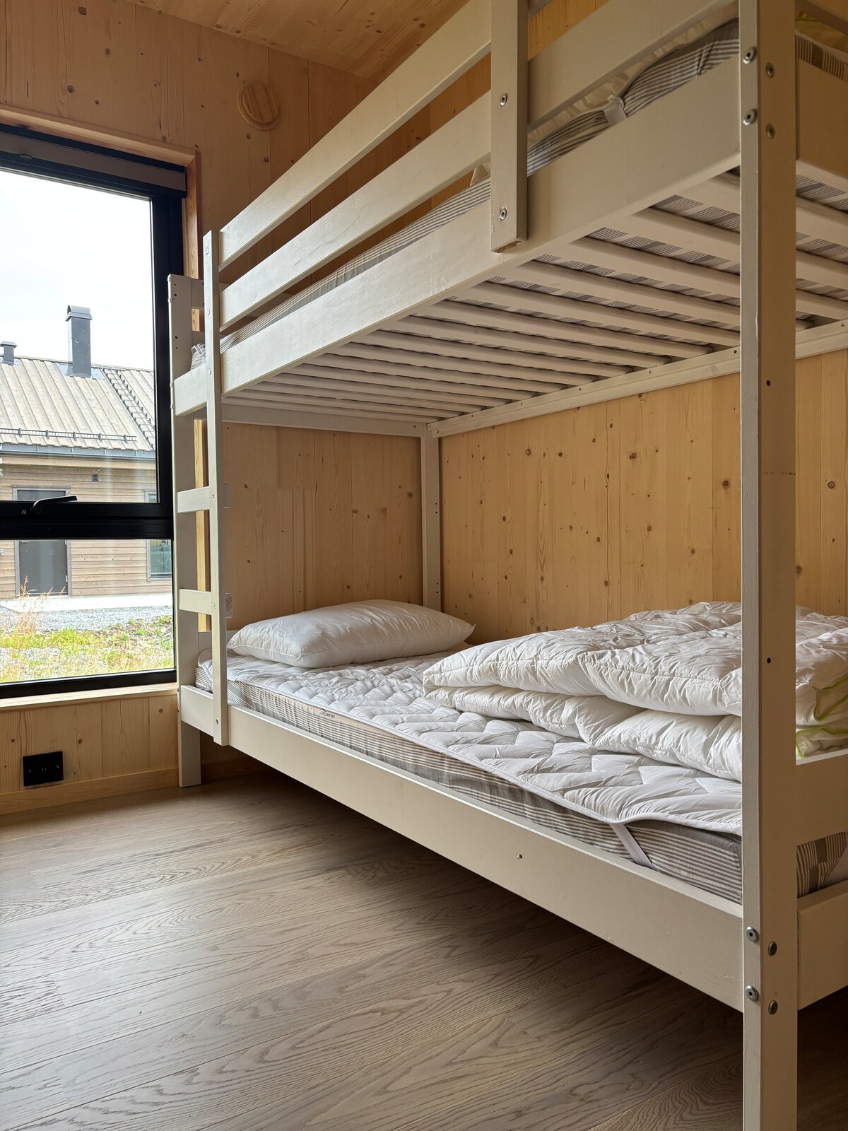 מיטה גדולה עם מזרנים בגודל 90 ס"מ, אידיאלית לילדים