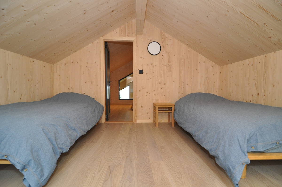 שתי מיטות יחיד עם מזרנים 90*200