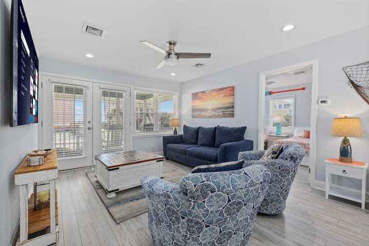 Updated Spacious Beach House- Steps To The Beach! - North Myrtle Beach, SC