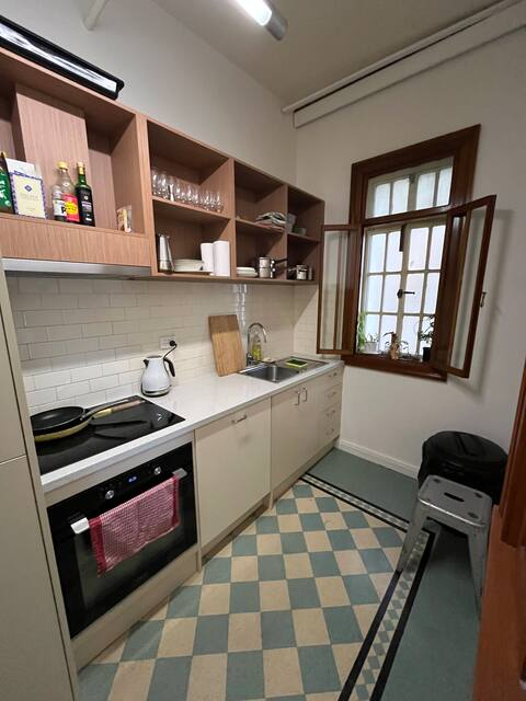 Popular Airbnb listing: Heritage Art Deco Apartment Melbourne Paris End in East Melbourne
