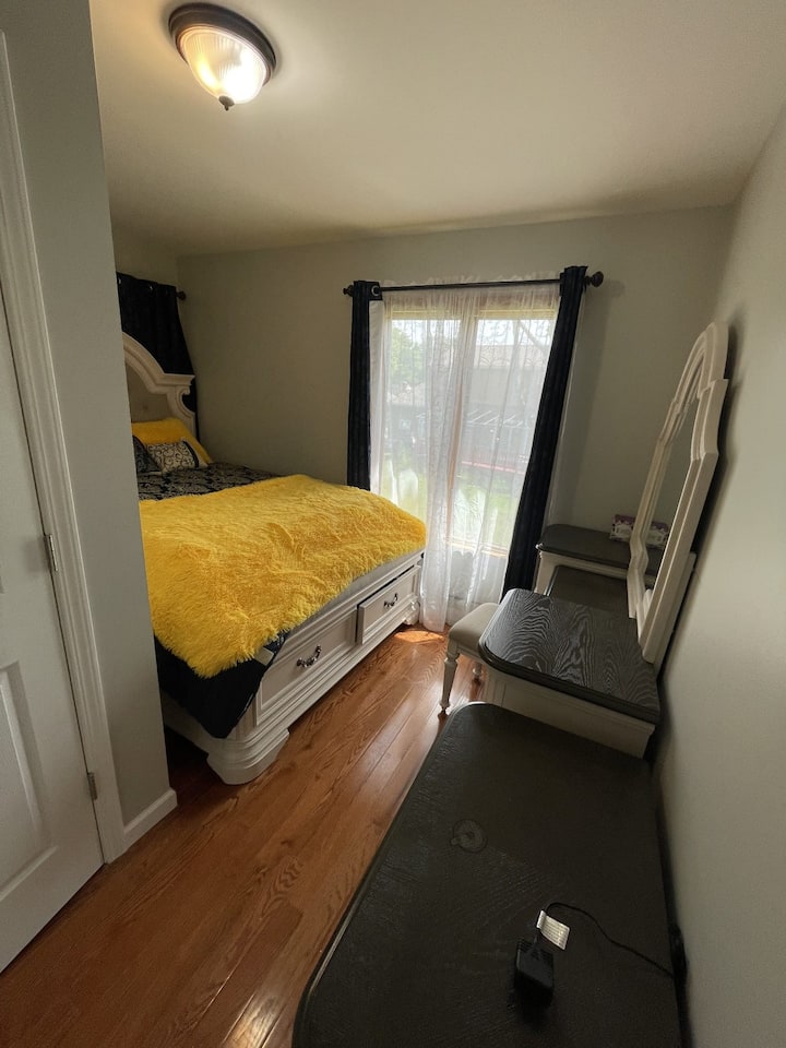 سرير بحجم كوين راقي مع مرتبة مريحة وأغطية سرير جديدة تمامًا 