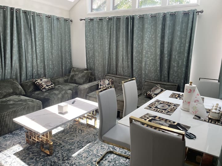 حان الوقت للاسترخاء وتجديد طاقتك في غرفة المعيشة المريحة هذه ومشاهدة فيلم على تلفزيون 85 بوصة بعد يوم طويل من استكشاف بوفالو الجميلة 