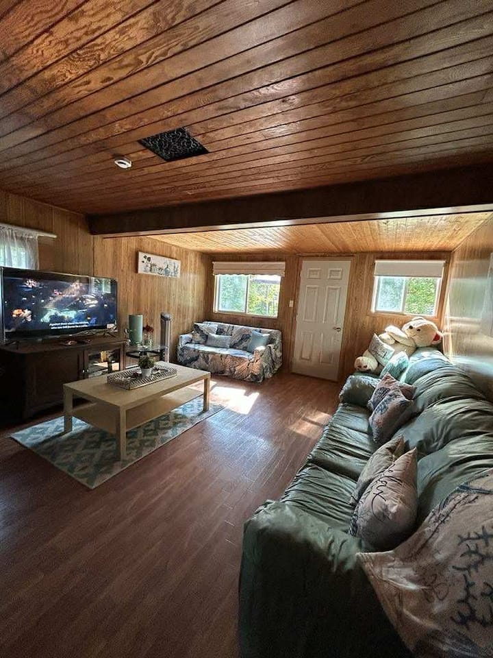Charming Cabin-gimli South Beach 
A Great Getaway - Gimli