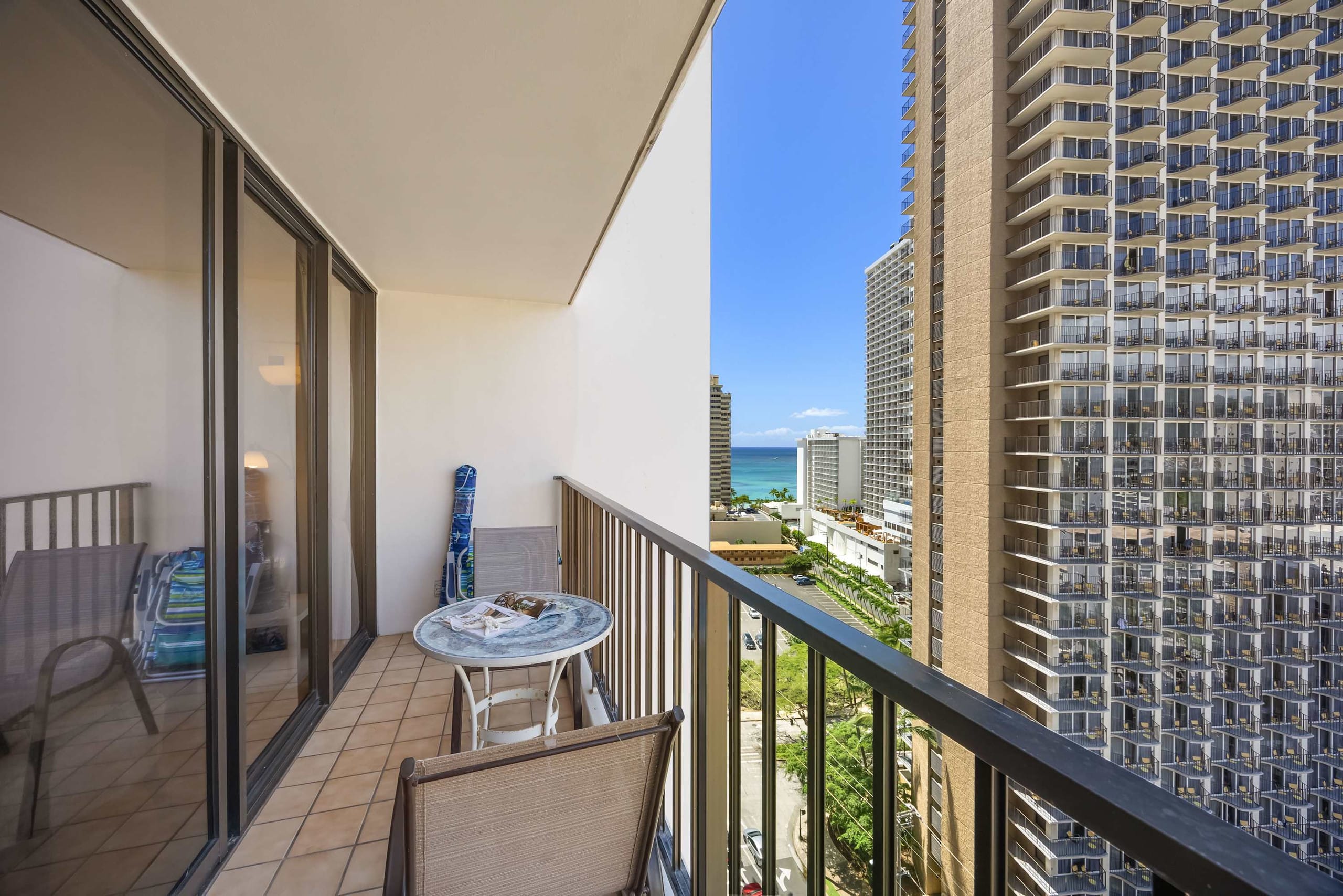 17FL Fully Renovated, 5 mins to Beach w/ Parking - Image 30