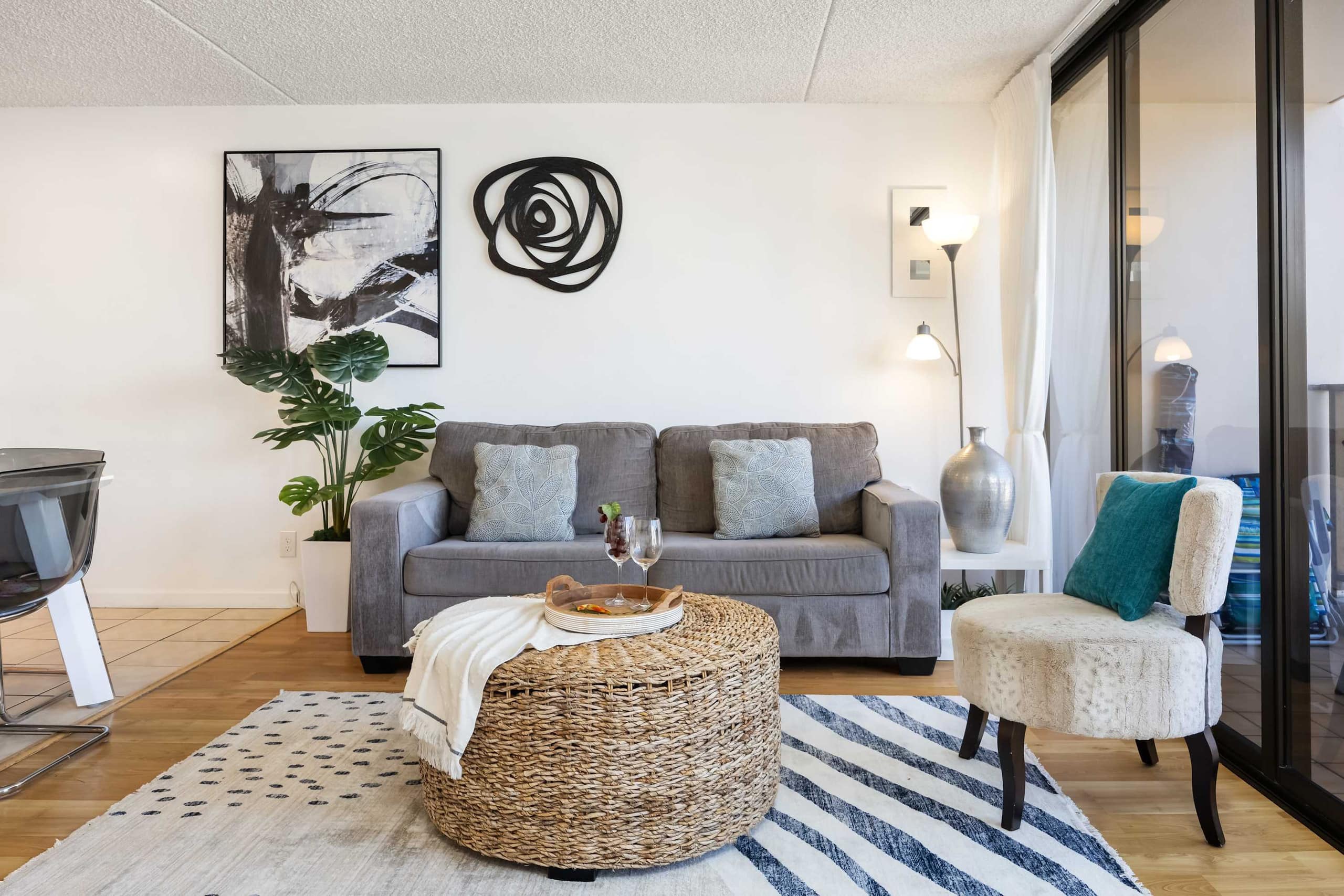 17FL Fully Renovated, 5 mins to Beach w/ Parking - Image 3