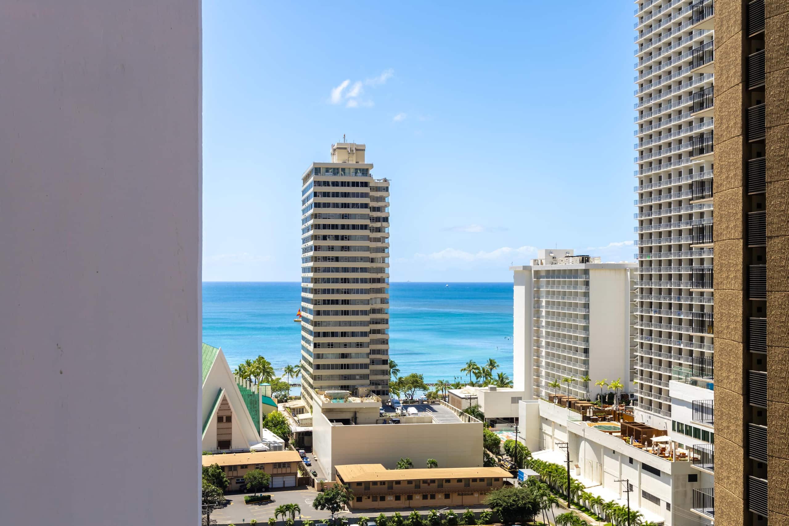 17FL Fully Renovated, 5 mins to Beach w/ Parking - Image 36