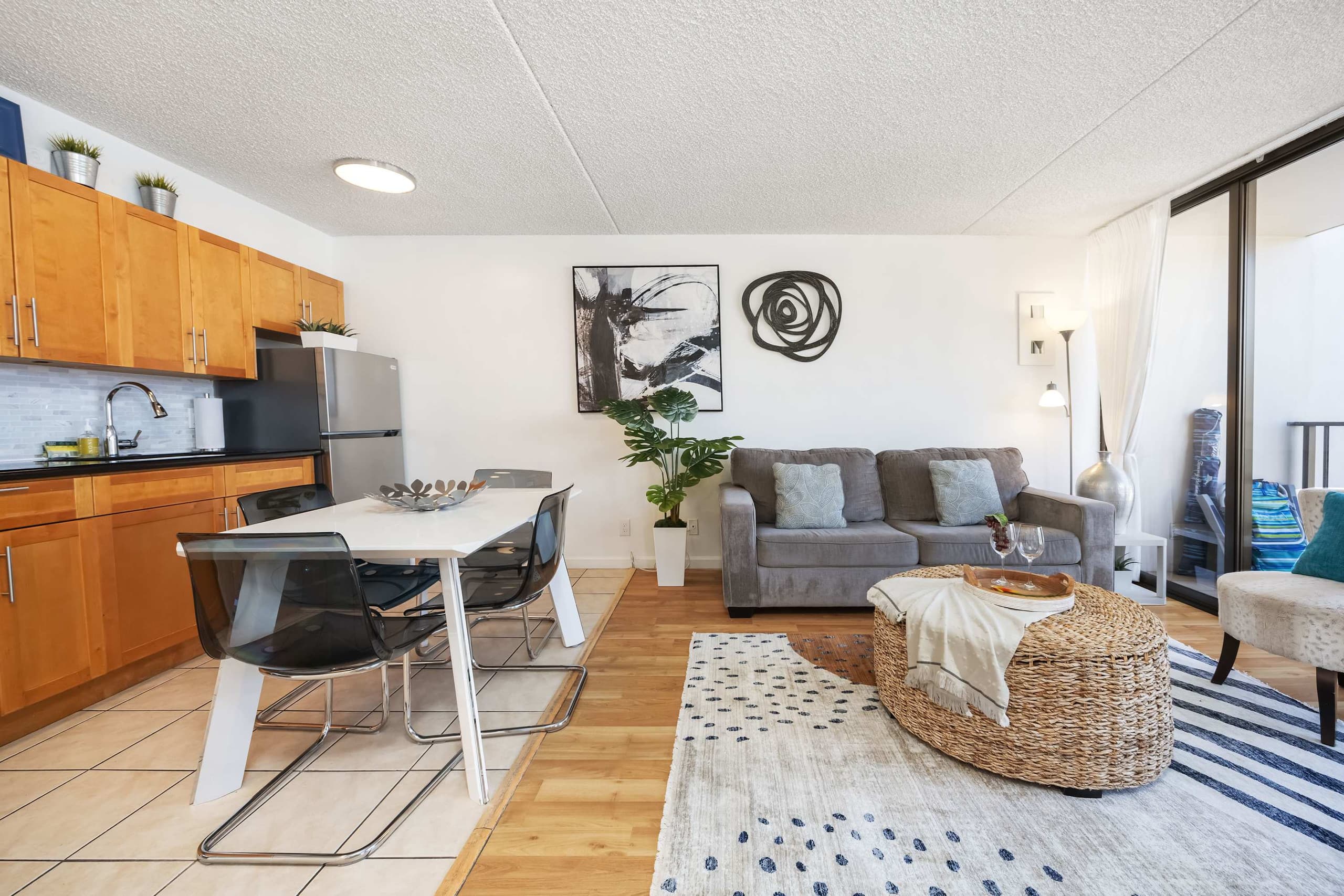 17FL Fully Renovated, 5 mins to Beach w/ Parking - Image 4