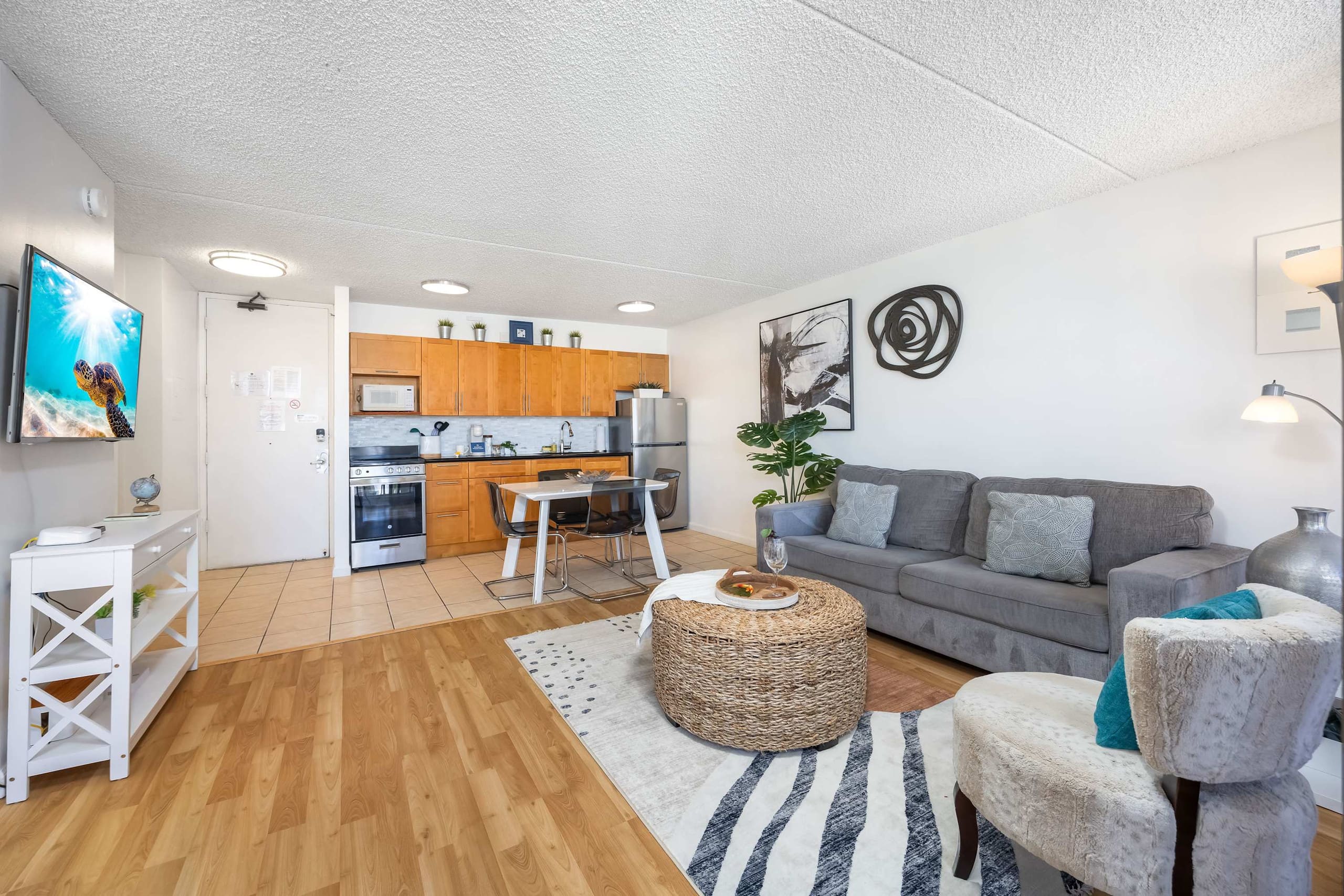 17FL Fully Renovated, 5 mins to Beach w/ Parking - Image 5