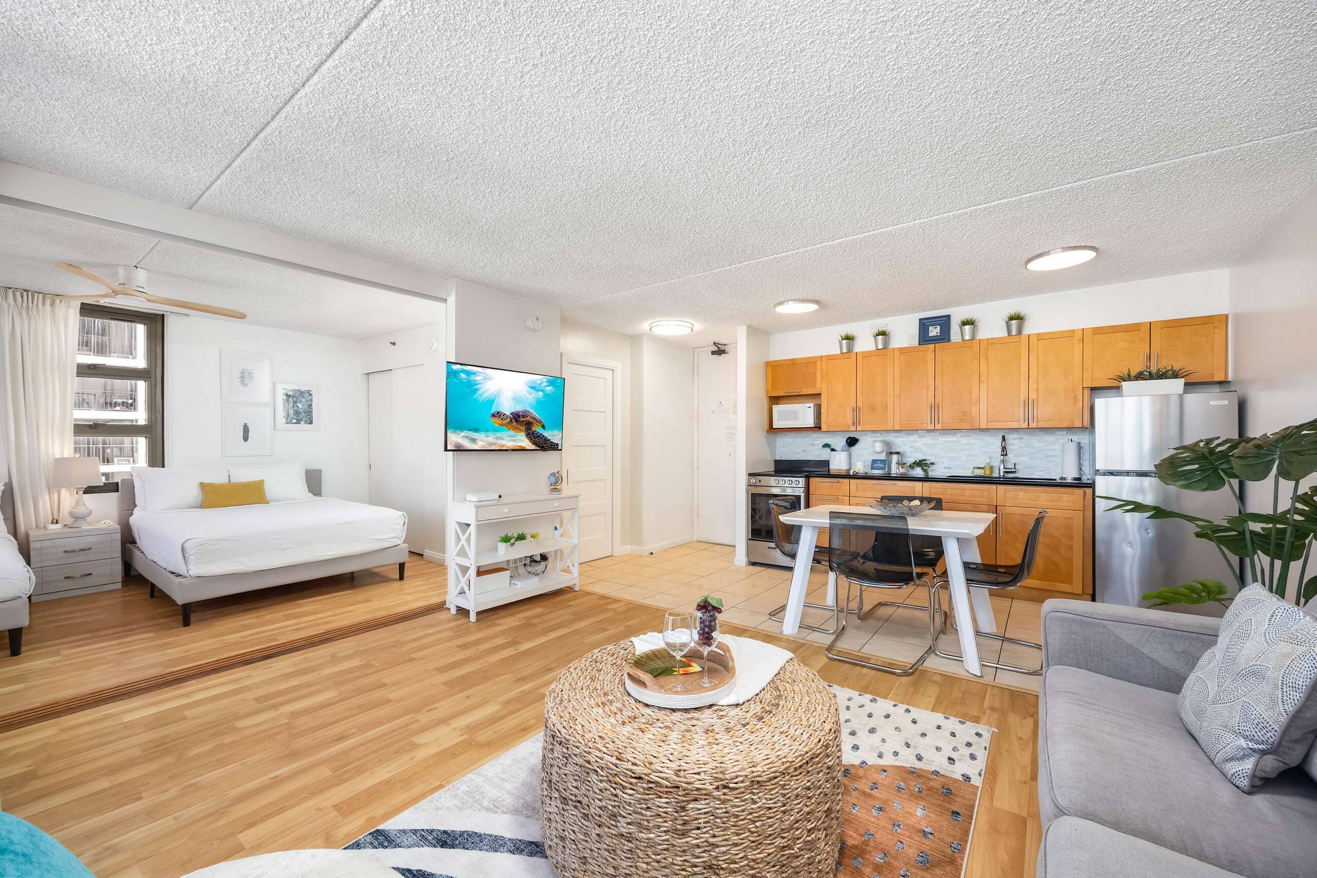 17FL Fully Renovated, 5 mins to Beach w/ Parking - Image 8