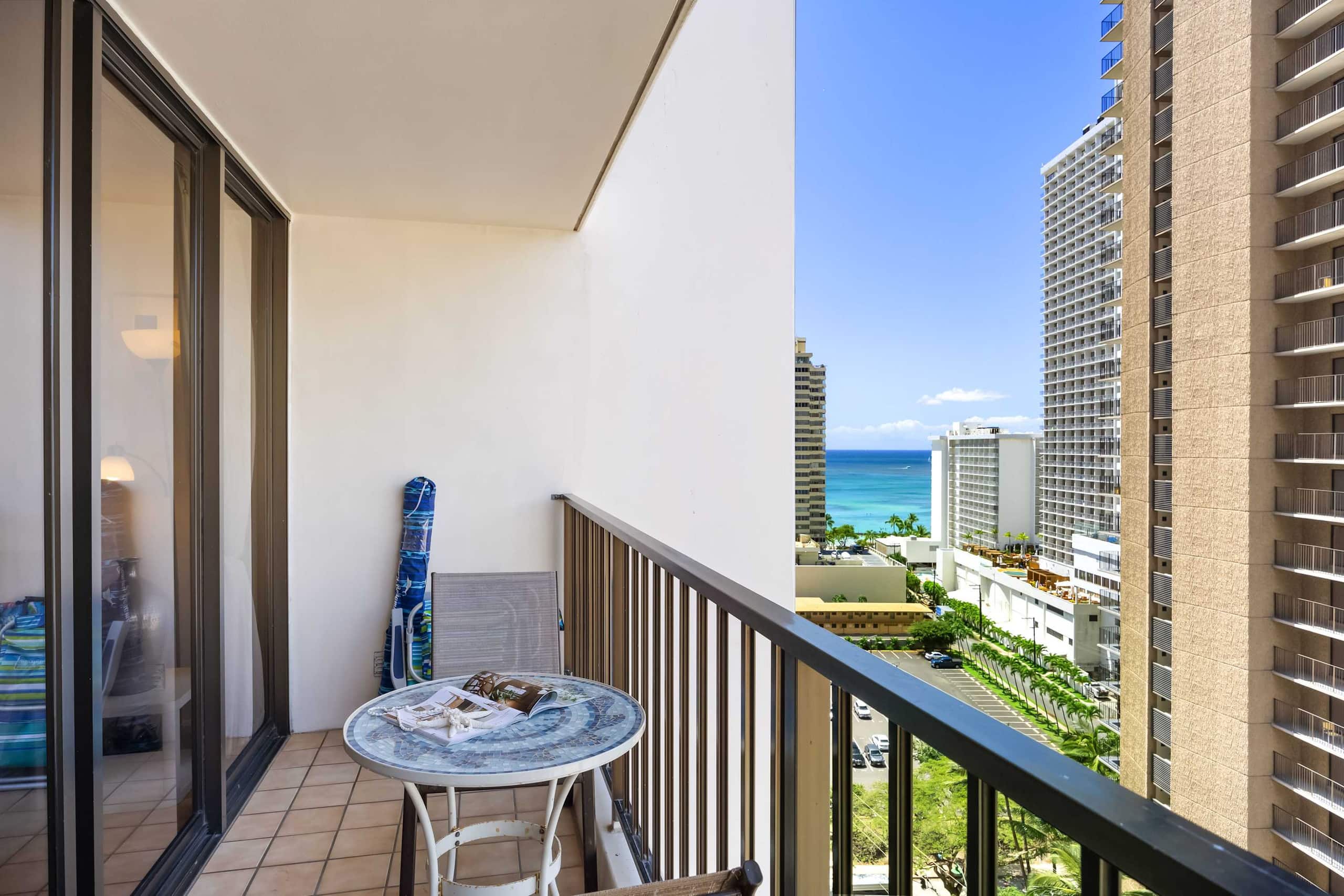 17FL Fully Renovated, 5 mins to Beach w/ Parking - Image 31