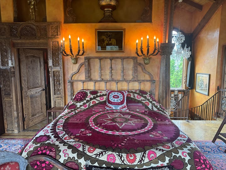 סוויטת חדר שינה פרטית עם אמבטיה עמוקה, מרפסות עם נוף מרהיב לכל הנכס, גרם מדרגות לולייני המוביל לספרייה נרחבת, ספה נפתחת, אח עם ערימת עצים ושולחן אוכל ל-8 אנשים. 