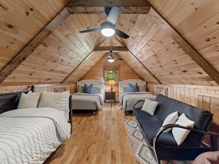 Loft (1 manželská posteľ, 1 manželská posteľ, 1 vysúvacia posteľ s 2 samostatnými dolnými lôžkami, 1 futón) nad herňou v hlavnom dome 