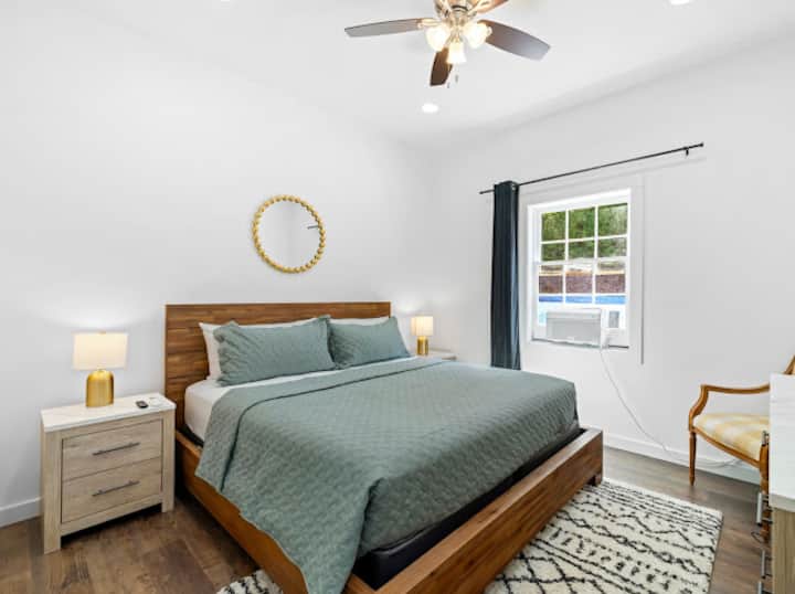 Dolné poschodie, manželská posteľ a televízor s Roku v Second House