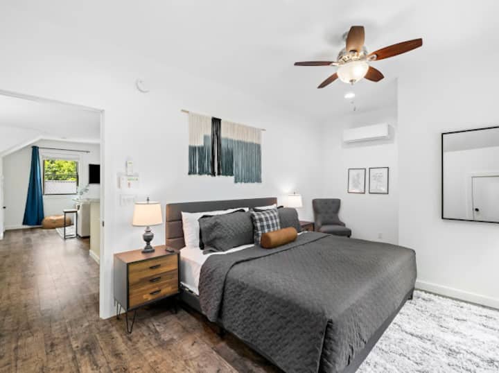 Primárny apartmán s manželskou posteľou s televízorom s Roku, na poschodí, v druhom dome