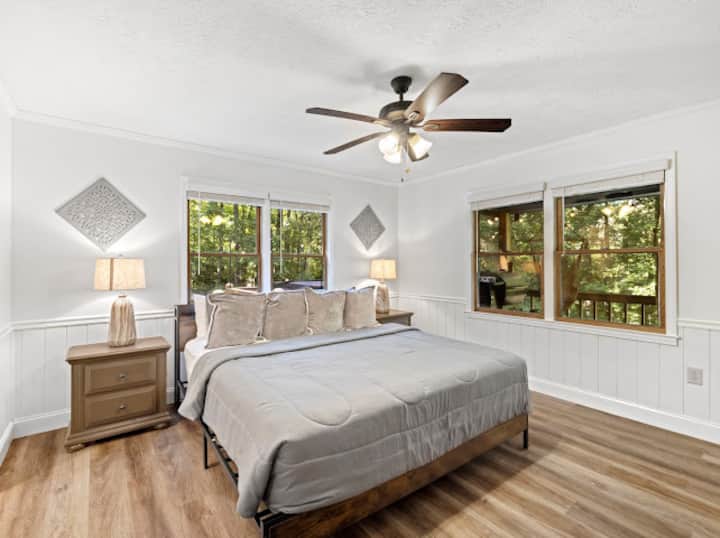 Primárny apartmán s manželskou posteľou, prvé poschodie v hlavnom dome 