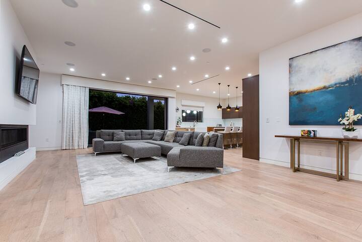 modern Villa West Hollywood C gallery image 2