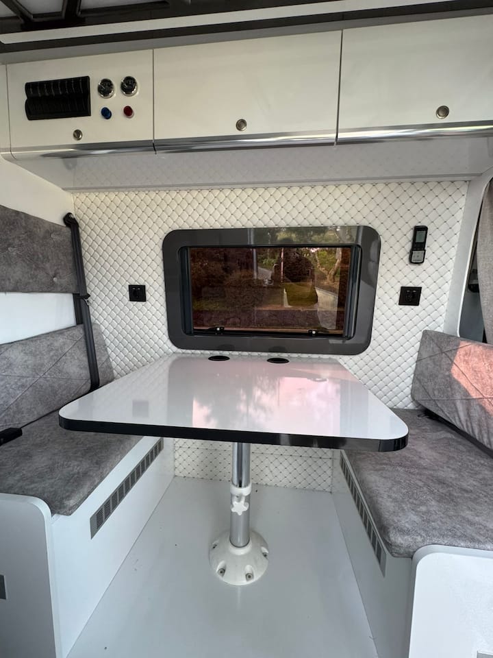 Custom Made Mercedes Sprinter Rv - 아이슬란드