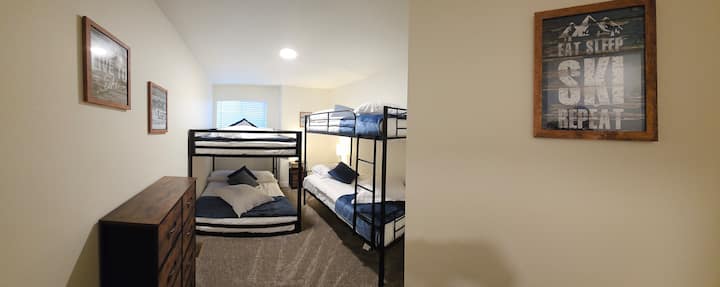 1- Komplet krevati dopio "queen" 
1- Komplet me dy krevate