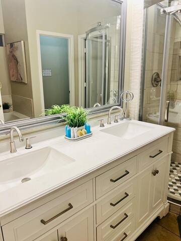 Summertime house in Las Vegas gallery image 4