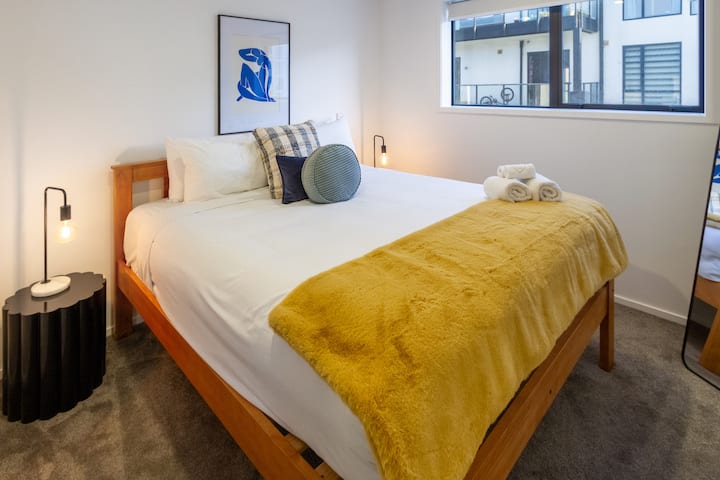 Canterbury Linen Serviceのホテル品質のリネンを備えた広々としたキングルーム。5つ星ホテルで使用されているので、贅沢に安心してお休みいただけます。